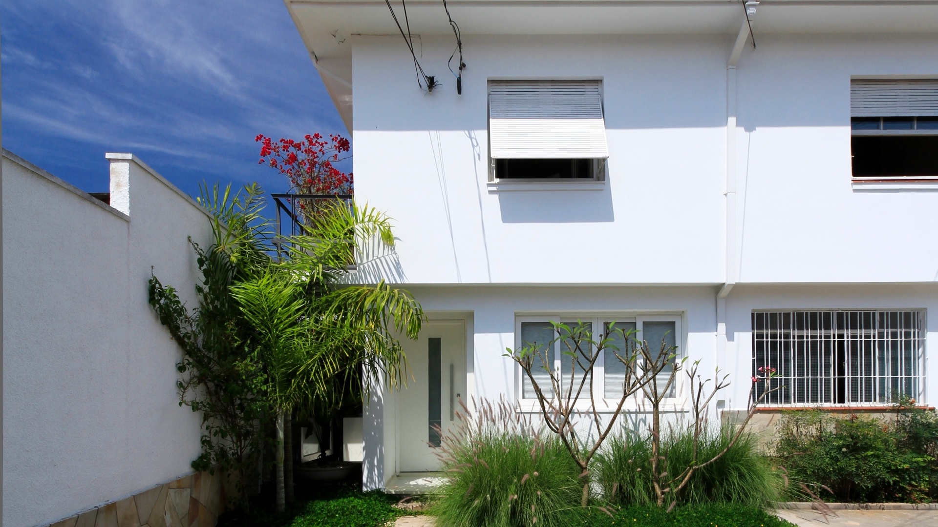 ... a grande mudança, no entanto, ocorreria pelo lado de dentro. O projeto do arquiteto Francisco Spadoni incorporou aos interiores o corredor lateral, o que exigiu a demolição da parede de fechamento, que tinha função estrutural, ao longo de todo o comprimento da casa, assim como a instalação de vigas metálicas e de um muro de concreto para suportar o segundo pavimento - Tiago Andrade/ Divulgação