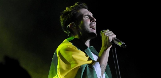 Adam Levine se enrola em bandeira do Brasil na apresentação do Marron 5 em São Paulo (26/8/12)