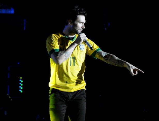 Adam Levine veste camisa do Neymar na apresentação do Marron 5 em São Paulo (26/8/12) - Amauri Nehn e Francisco Cepeda/AgNews
