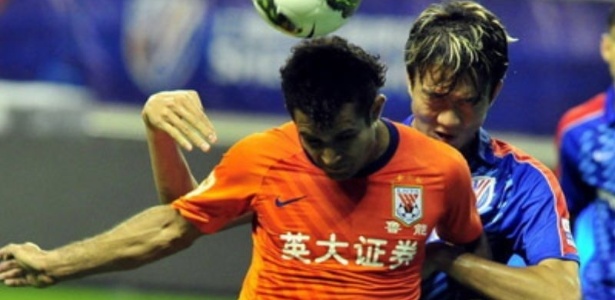 Gilberto disputa partida pelo Shandong Luneng no campeonato nacional da China - Divulgação