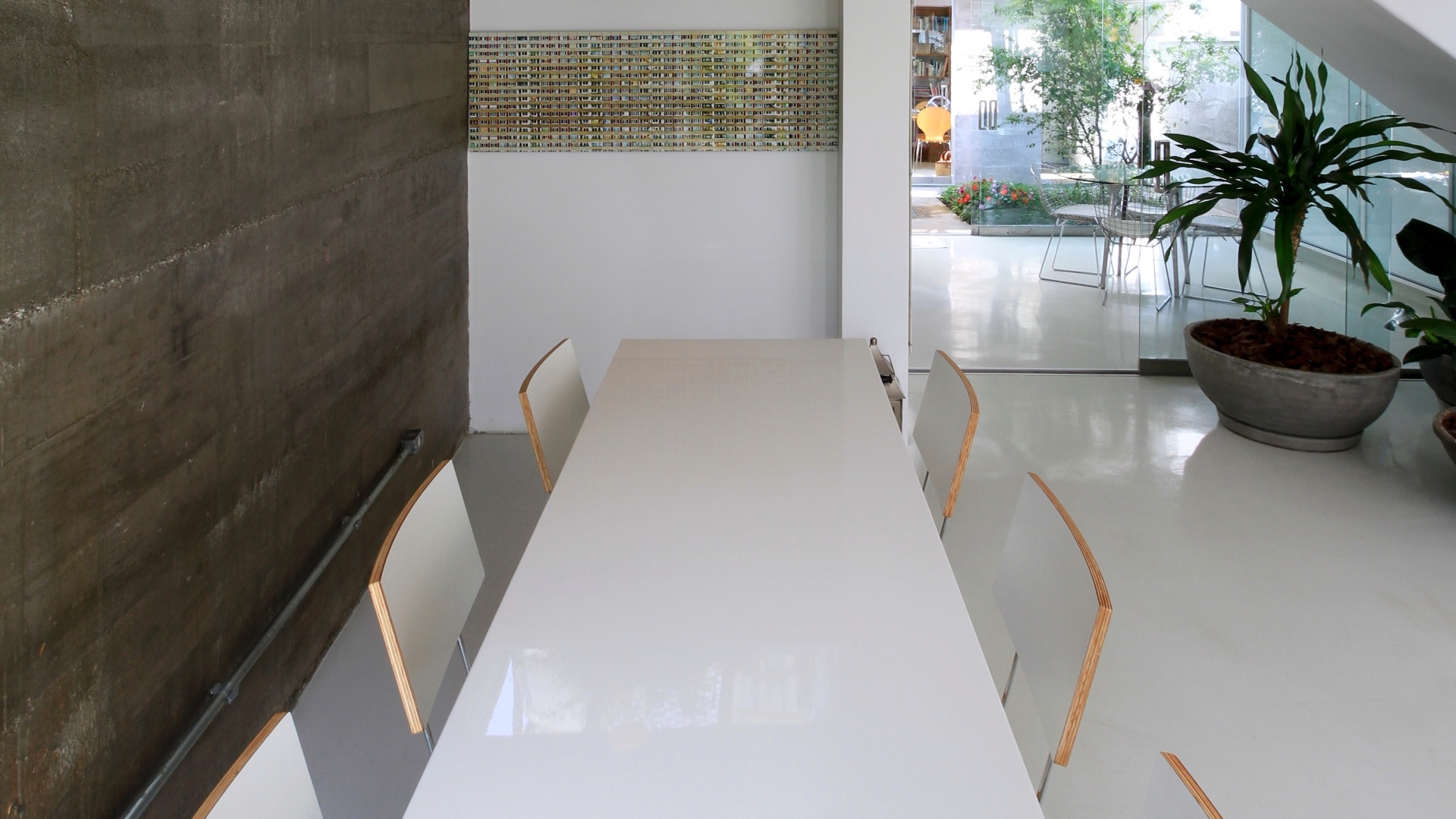 Em todo o interior integrado - estar, jantar e cozinha -, o piso é de epóxi branco (Delta Pisos). Sobre a mesa de jantar, as luminárias são da Bertolucci e, ao redor do móvel, estão as cadeiras de Fernando Jaeger. O projeto que remodelou a Casa Cayowaa é de Francisco Spadoni - Tiago Andrade/ Divulgação