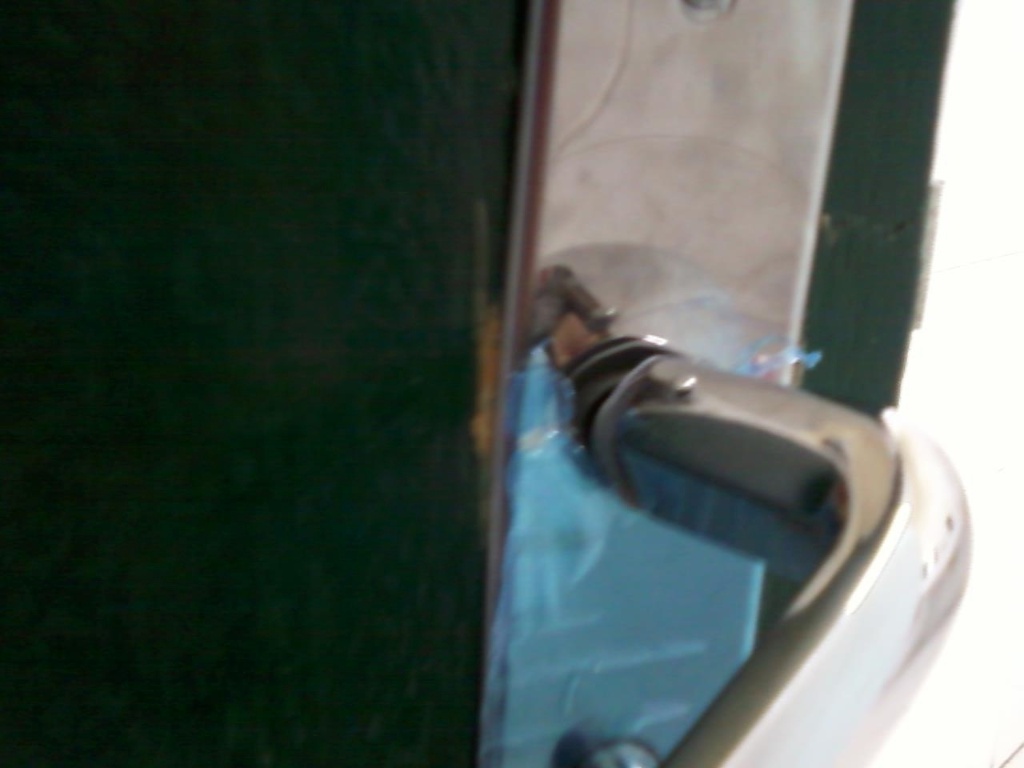 27.ago.2012 - Isadora diz que essa fechadura foi quebrada durante uma brincadeira de alunos da terceira série... - Reprodução/Facebook