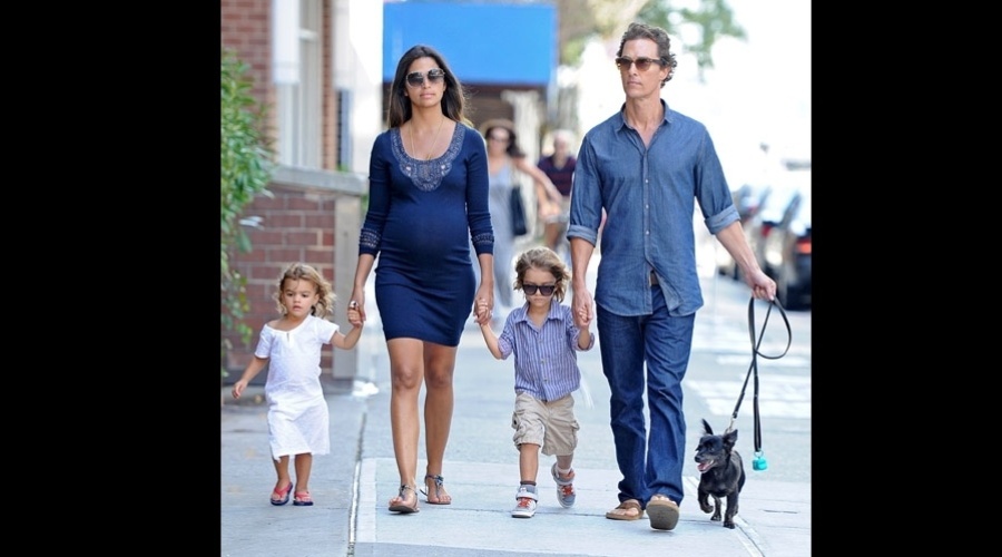  Matthew McConaughey e a esposa Camila Alves fizeram um passeio pela ruas de Nova York (27/8/12)