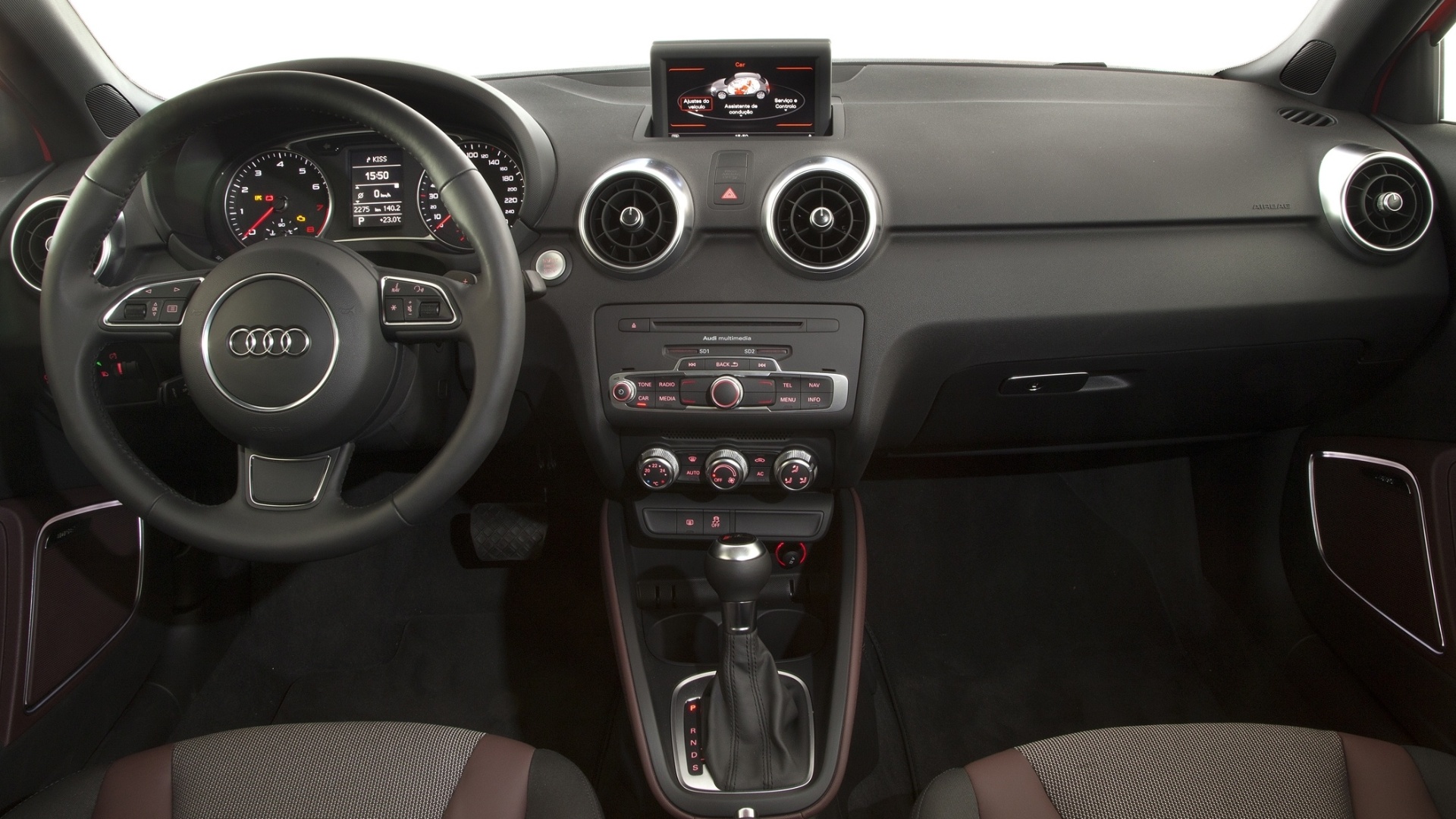 O painel tem o mesmo desenho do A1 normal e pode ter opcionais, como o GPS - Divulgação