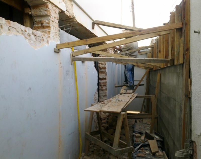 O primeiro cuidado da reforma foi estrutural: para abrir o vão entre estar e cozinha e ampliar a sala era preciso reforçar a estrutura existente com vigas metálicas (Açotech). Assim, o andar superior foi escorado (sustentado por uma estrutura auxiliar de madeira), para que o encontro entre alvenarias e lajes fosse rasgado. Neste vão produzido foram introduzidas as vigas metálicas. A reforma da Casa Cayowaa é assinada pelo arquiteto Francisco Spadoni - Divulgação