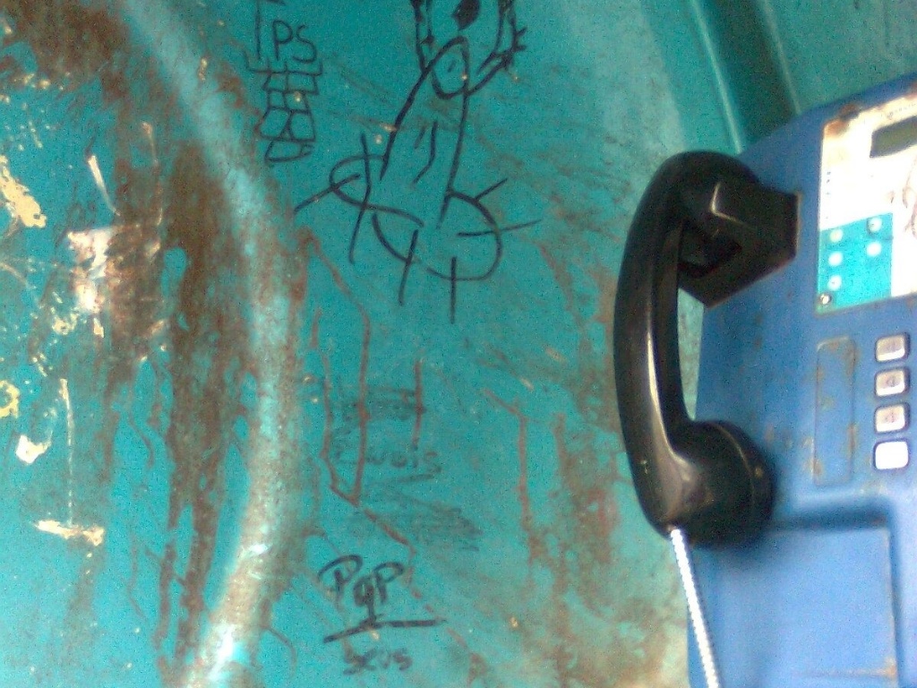 27.ago.2012 - "Olha, temos um orelhão na escola, mas quem disse que funciona?? Não só para os alunos, mas para as pessoas que moram próximo a ela!!", diz Isadora no Facebook - Reprodução/Facebook