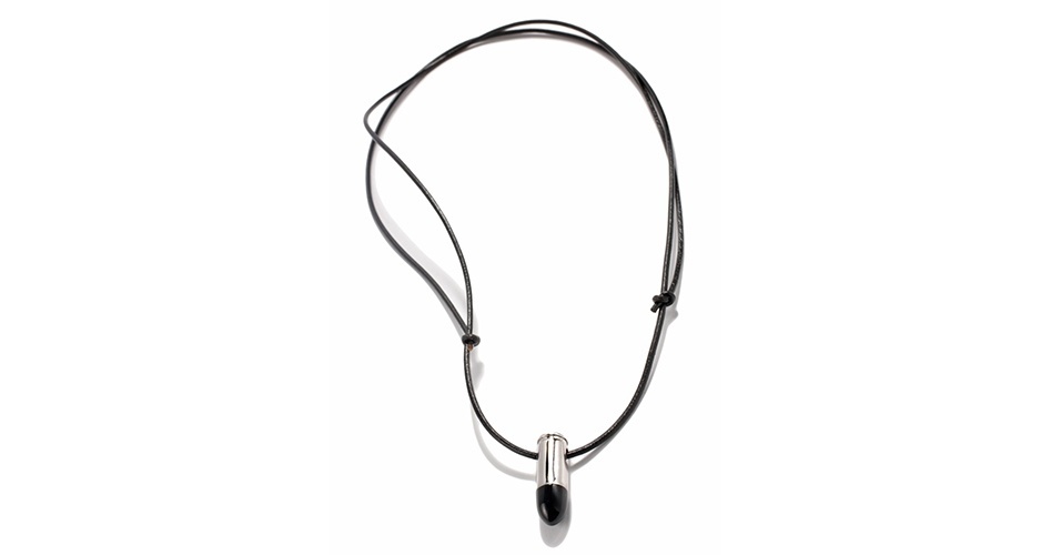 Pendente masculino em prata com quartzo negro; R$ 1.000, de Ara Vartanian (Tel.: 11 3044-0133) Preço pesquisado em agosto de 2012 e sujeito a alteração  - Divulgação