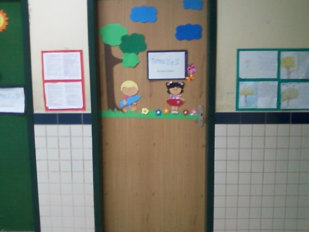 27.ago.2012 - Porta "novinha" instalada na escola, segundo Isadora - Reprodução/Facebook