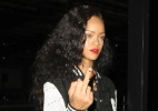 Fotografada com amigos em pista de kart, Rihanna mostra o dedo médio para paparazzo - Grosby Group