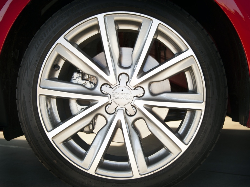 Rodas do A1 Sport são de liga leve de 17 polegadas e têm desenho exclusivo - Divulgação