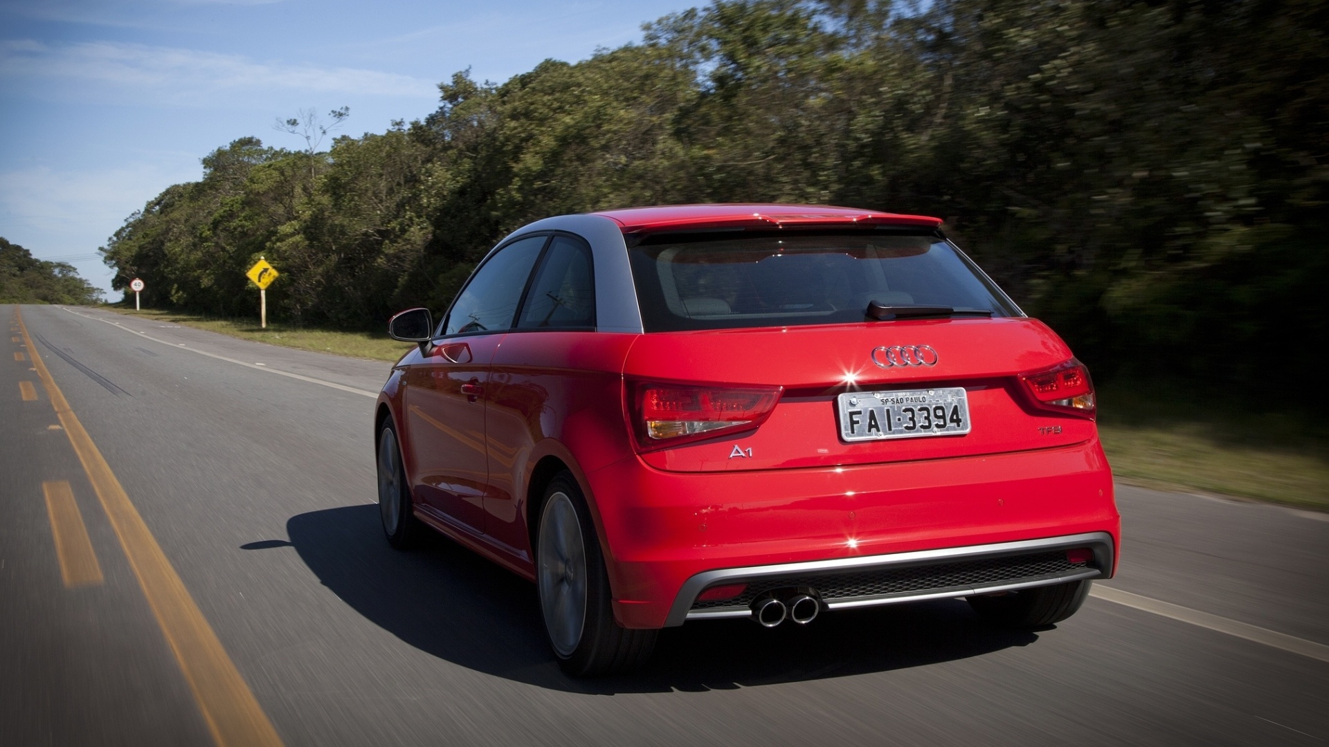 Traseira do A1 Sport carrega spoiler e para-choques pintados de cinza - Divulgação