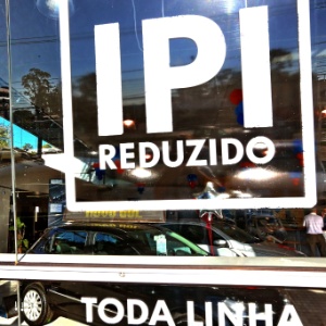 Cartaz em concessionária anuncia venda de carros com IPI reduzido - Jean Schwarz/Agência RBS