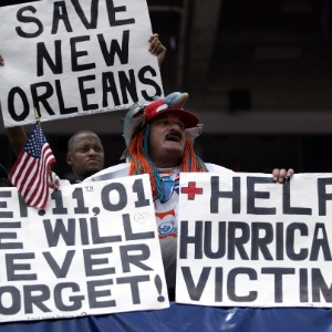 11.set.2005 - Torcedores de futebol americano exibem cartazes pedindo ajuda às vítimas do furacão Katrina, que devastou a cidade de Nova Orleans, nos Estados Unidos - Marc Serota /Reuters