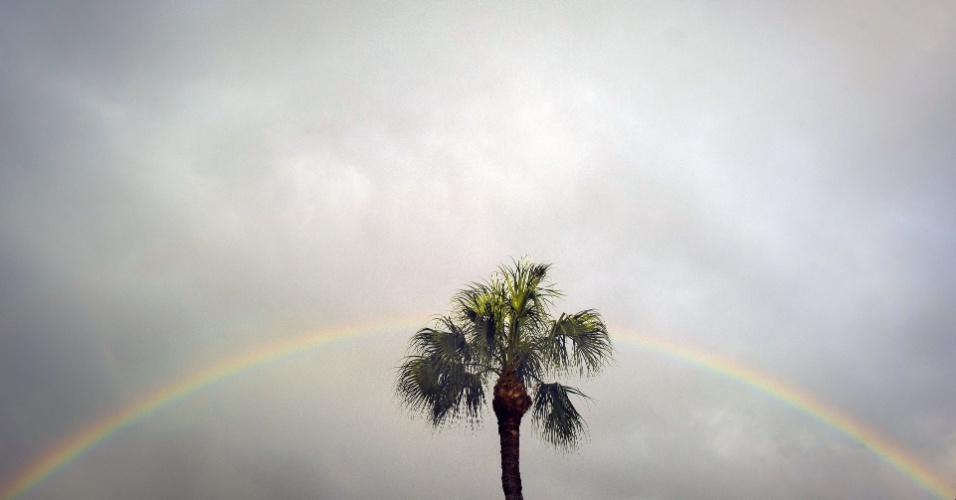 28.ago.2012 - Arco-íris apareceu após forte chuva em Tampa, nos Estados Unidos