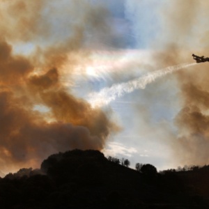 Avião joga água em floresta para conter incêndio em Talamantes, próximo a Zaragoza, na Espanha; país é muito afetado por aquecimento global, diz estudo - Cesar Manso/AFP