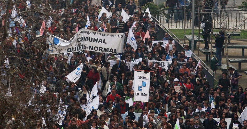 28.ago.2012 - Estudantes fizeram nesta terça-feira um novo protesto em Santiago para exigir reformas no sistema educacional chileno. O protesto ocorre após uma série de marchas não autorizadas registradas na última quinta-feira (23) e que terminaram em confrontos com a polícia, deixando mais de uma centena de detidos