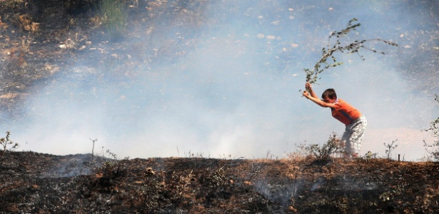 As altas temperaturas que podem provocar incêndios e devastar áreas verdes estão entre as ocorrências previstas para o meio ambiente, segundo os pesquisadores - Gent Shkullaku/AFP