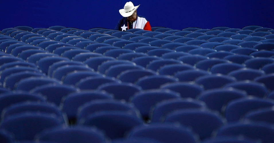 28.ago.2012 - Representante aguarda o início do segundo dia de convenção do partido republicano, em Tampa, nos Estados Unidos