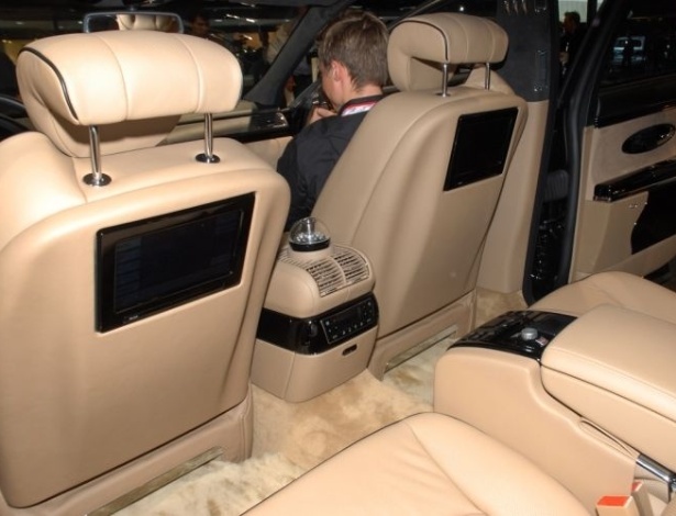 Antes supérfluos, qualidade do acabamento e forração e até fragrância da cabine passam a contar pontos, mesmo fora do segmento de luxo (alemão Zeppelin, da agora extinta Maybach, conta com globo difusor de perfume) - Murilo Góes/UOL