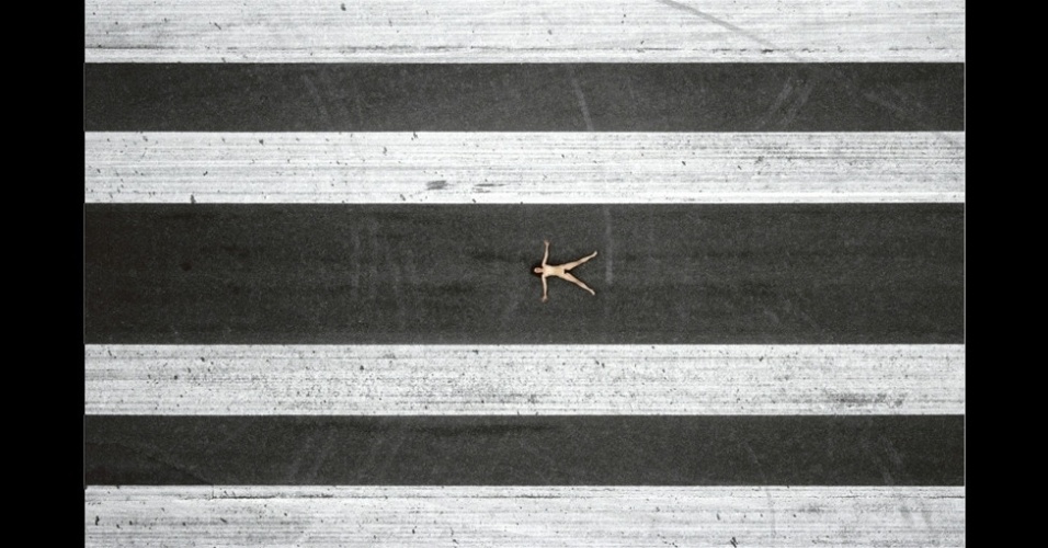 Cada uma destas imagens foi planejada meticulosamente e produzida antes de ser registrada. Crawford alugava um pequeno avião por uma hora e buscava detalhes abstratos na paisagem onde pudesse colocar estrategicamente um corpo nu - John Crawford