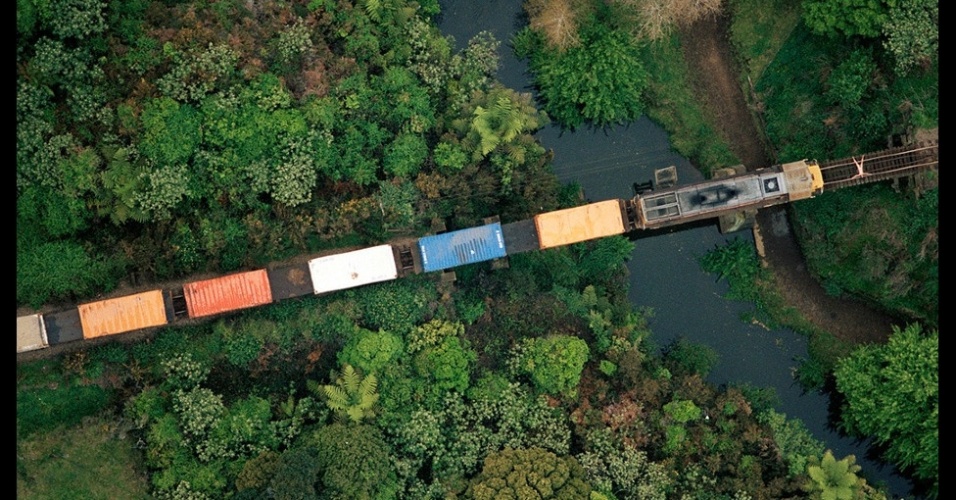 Considerando a dificuldade de fazer cada uma das fotos, Crawford nunca fez mais de uma em um só dia. Todas foram capturadas com luz suave, porque os raios diretos do sol geram muitas sombras, explicou ele - John Crawford