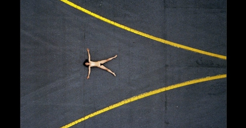 Crawford diz que conseguir que os modelos aceitassem fazer as fotos nus foi fácil, porque, à medida que a série crescia, ele podia mostrar mais referências do trabalho - John Crawford