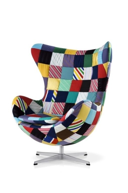 Egg "Adler". A poltrona de Arne Jacobsen faz 50 anos e ganhou customização do artista dinamarquês Tal R. Os exemplares serão expostos no MuBE (Museu Brasileiro da Escultura) de 31 agosto a 23 de setembro de 2012, em São Paulo - Divulgação