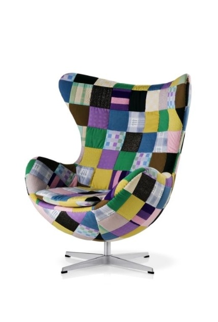 Egg "Dream & Occult". A poltrona de Arne Jacobsen faz 50 anos e ganhou customização do artista dinamarquês Tal R. Os exemplares serão expostos no MuBE (Museu Brasileiro da Escultura) de 31 agosto a 23 de setembro de 2012, em São Paulo - Divulgação