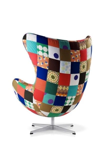 Egg "Ego" . A poltrona de Arne Jacobsen faz 50 anos e ganhou customização do artista dinamarquês Tal R. Os exemplares serão expostos no MuBE (Museu Brasileiro da Escultura) de 31 agosto a 23 de setembro de 2012, em São Paulo - Divulgação