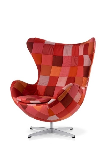 Egg "Oedipus". A poltrona de Arne Jacobsen faz 50 anos e ganhou customização do artista dinamarquês Tal R. Os exemplares serão expostos no MuBE (Museu Brasileiro da Escultura) de 31 agosto a 23 de setembro de 2012, em São Paulo - Divulgação