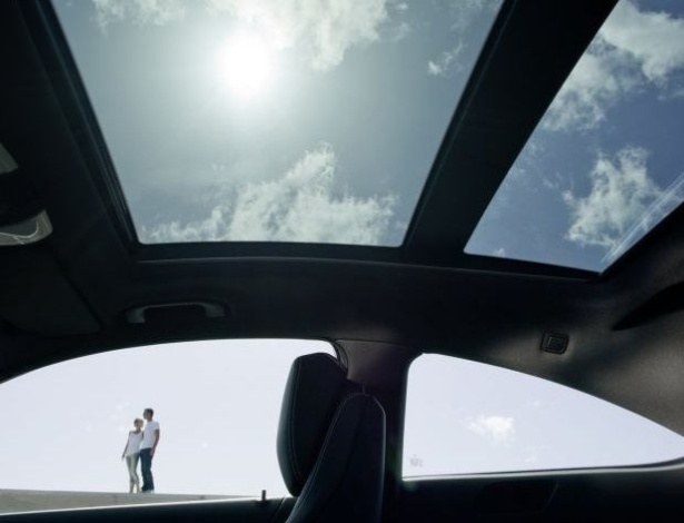 Itens como teto solar panorâmico ampliam sensação de bem-estar dentro da cabine, deixando ocupantes relaxados - Divulgação