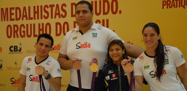 Judocas exibem medalhas conquistadas nos Jogos Olímpicos de Londres - Divulgação