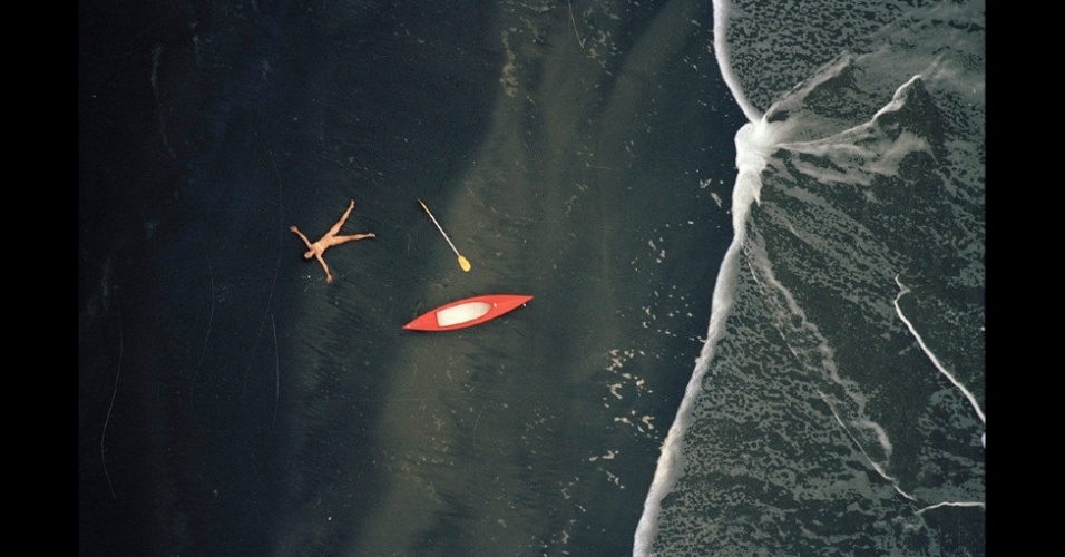 O fotógrafo neozelandês John Crawford está divulgando fotos inéditas feitas há 25 anos, em que retrata "nus aéreos" - John Crawford