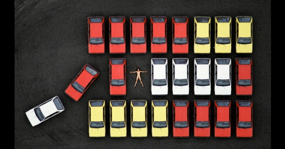 Para obter a foto abaixo, Crawford teve que organizar 12 carros Subaru vermelhos, amarelos e brancos, todos da mesma linha de produção, em filas que havia marcado cuidadosamente, de acordo com seu esboço de como seria a imagem - John Crawford