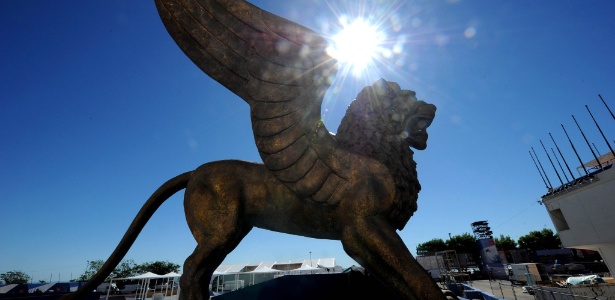 A estátua do leão alado, símbolo de Veneza, ao lado Cassino Lido que abriga o Festival de Veneza - AFP