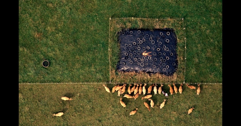 Primeiro, ele fazia imagens de referência de cada lugar. Em seguida, esboçava figuras com uma caneta preta e adicionava diversos acessórios de que poderia precisar - John Crawford
