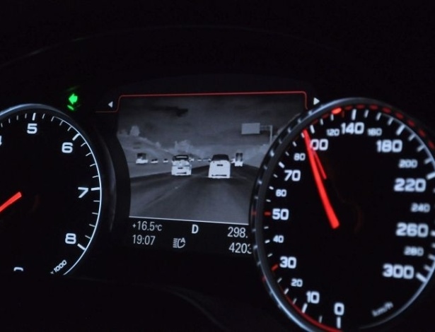 Soluções mais caras incluem até assistência para visão noturna (na imagem, sistema do Audi A8) - Divulgação