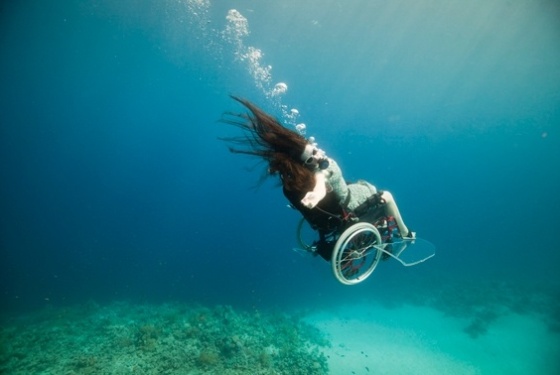 Sue Austin, artista paraplégica, criou a performance acrobática sobre cadeira de rodas que flutua na água - Divulgação/Wearefreewheeling.org.uk 