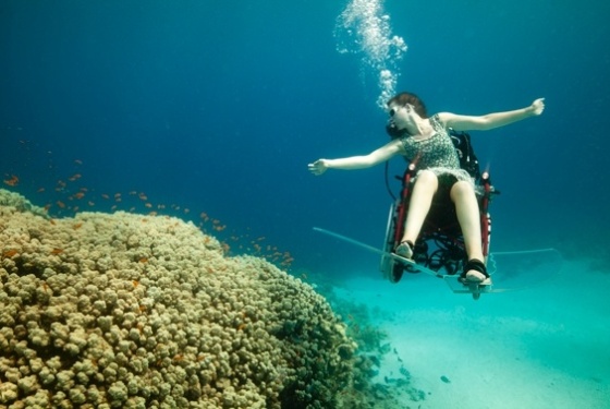 Sue Austin, desenvolveu a cadeira de rodas motorizada com a ajuda de acadêmicos e especialistas em mergulho - Divulgação/Wearefreewheeling.org.uk 