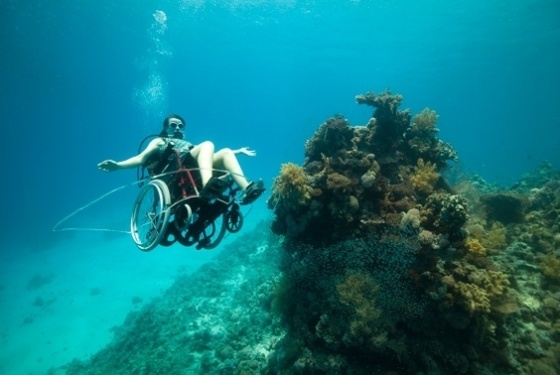 Sue, paraplégica desde 1996, criou a performance artística sobre cadeira de rodas debaixo d'água - Divulgação/Wearefreewheeling.org.uk 