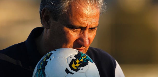 Tite pensativo, durante treino do Corinthians no CT Joaquim Grava (20/7/2012) - Almeida Rocha/Folhapress