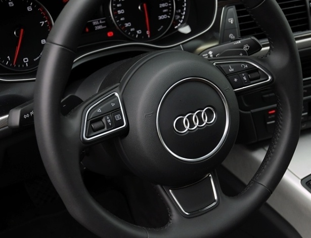 Volante multifuncional e comandos por voz (do Audi A6 na foto) tiram do motorista tarefas rotineiras - Divulgação