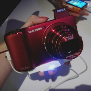 29.ago.2012 - A Samsung apresentou na IFA 2012 a chamada Galaxy Camera, uma câmera fotográfica com 16 megapixels e tela de 4,8 polegadas que roda o sistema operacional Android, versão Jelly Bean - Ana Ikeda/UOL