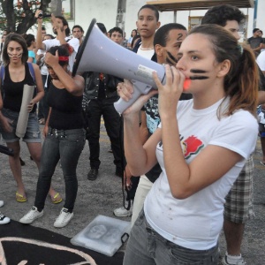 Estudantes protestam contra o aumento da tarifa de ônibus às margens da rodovia BR-101 em Natal - Frankie Marcone/Futura Press