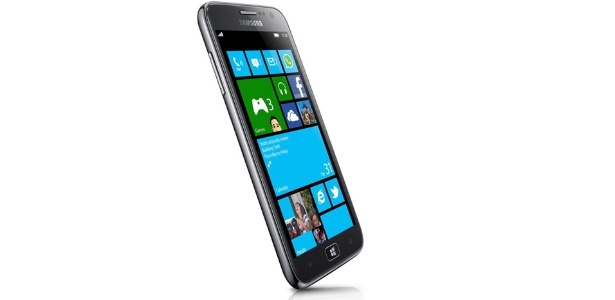 A Samsung apresentou em evento nesta quarta-feira (29/8) o primeiro smartphone com Windows 8 da marca - Divulgação