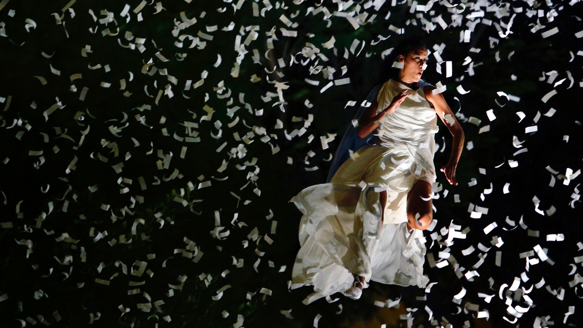 Artista do grupo Fuerza Bruta durante apresentação para a imprensa sobre o Festival Noturno de Arte, em Cingapura - Tim Chong/Reuters