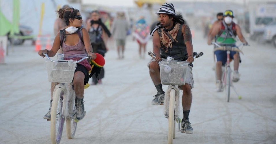 Ciclistas passeiam por Black Rock City no festival Burning Man (28/8/12). O festival é realizado em Nevada até 3 setembro de 2012 - AP Photo/Reno Gazette-Journal, Andy Barron