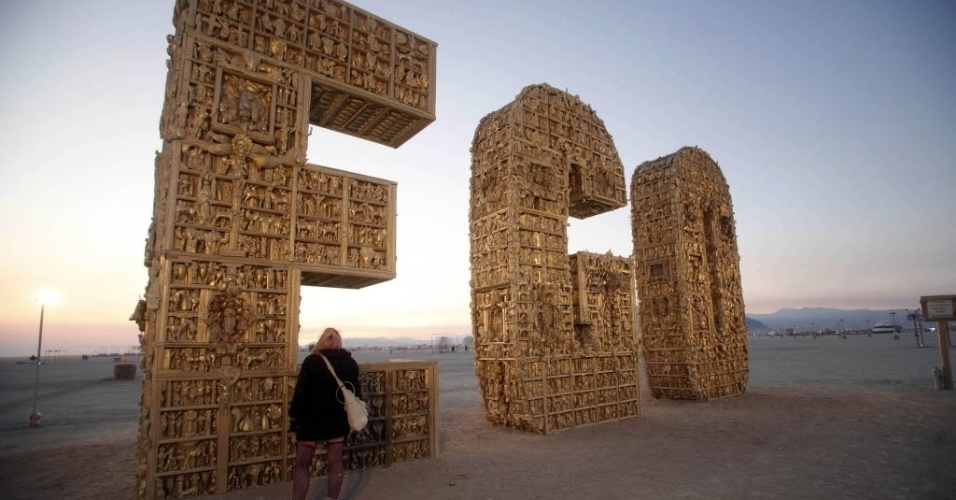 Conhecido por suas enormes instalações artísticas, o Burning Man 2012 tem como tema "Fertility 2.0". Para os organizadores, o tema significa "o tema contempla a tendência de qualquer sistema que estimule a vida" - REUTERS/Jim Urquhart