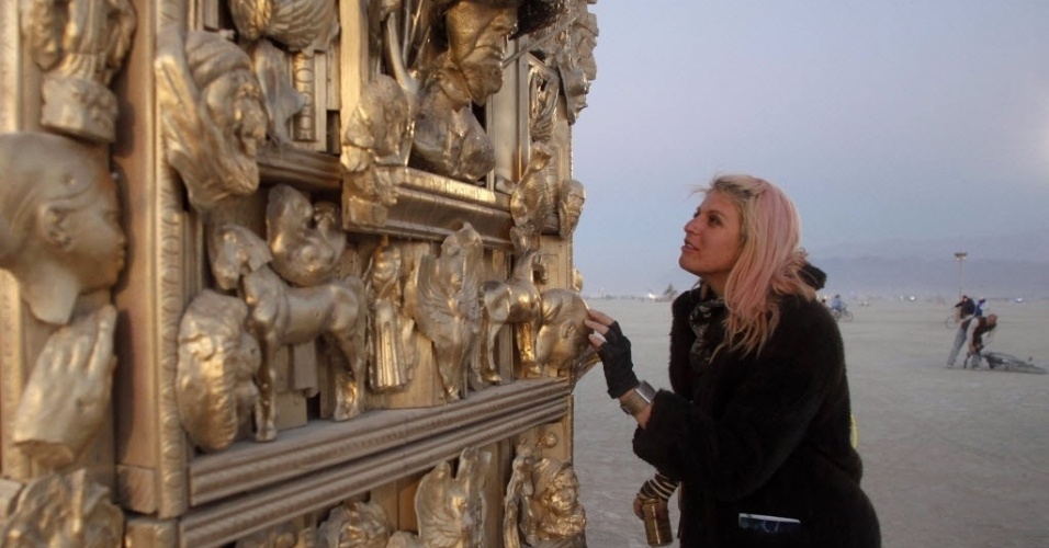 Conhecido por suas enormes instalações artísticas, o Burning Man 2012 tem como tema "Fertility 2.0". Para os organizadores, o tema significa "o tema contempla a tendência de qualquer sistema que estimule a vida" - REUTERS/Jim Urquhart