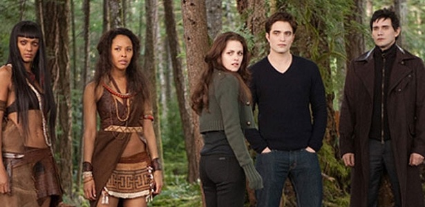 Em nova foto de "Amanhecer - Parte 2", Bella e Edward aparecem na floresta - Divulgação